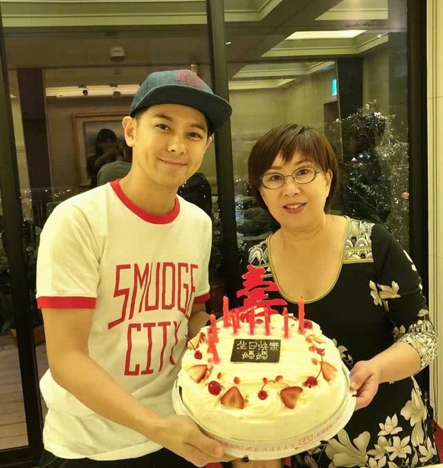 李嘉欣82歲媽媽近照曝光！皮膚緊緻不輸兩女兒，「超凍齡少女時代舊照」轟動全網：比李嘉欣都有范