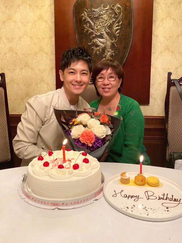 李嘉欣82歲媽媽近照曝光！皮膚緊緻不輸兩女兒，「超凍齡少女時代舊照」轟動全網：比李嘉欣都有范