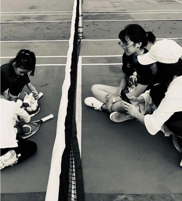 「咘咘寫作業」描述媽媽賈靜雯太真實！「字體略顯稚嫩」但充滿對媽媽的愛，內容感動看哭曾之喬：被暖到了