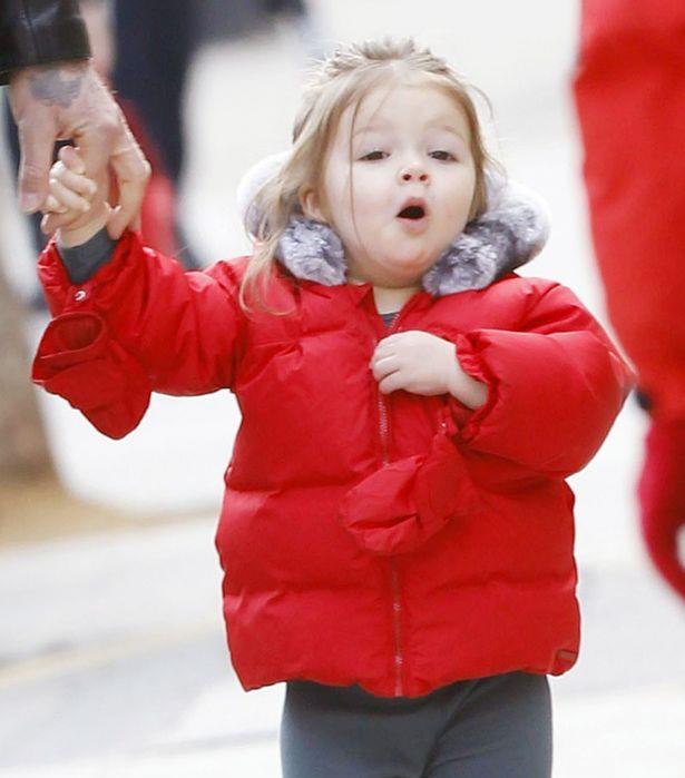 貝克漢姆父女現身街頭！小七「穿灰大衣+框架眼鏡」品味不輸媽媽，脫落門牙十分搶鏡：顏值又高了