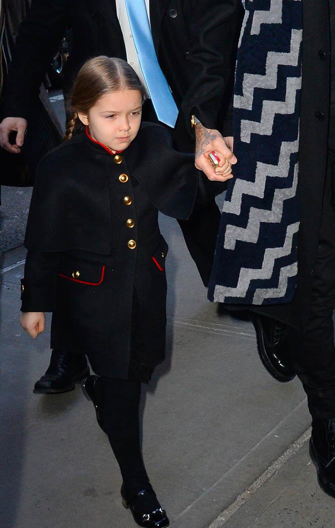 貝克漢姆父女現身街頭！小七「穿灰大衣+框架眼鏡」品味不輸媽媽，脫落門牙十分搶鏡：顏值又高了