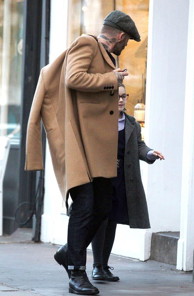 貝克漢姆父女現身街頭！小七「穿灰大衣+框架眼鏡」品味不輸媽媽，脫落門牙十分搶鏡：顏值又高了