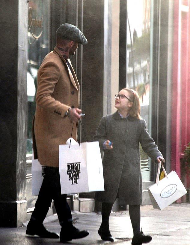 貝克漢姆父女現身街頭！小七「穿灰大衣+框架眼鏡」品味不輸媽媽，脫落門牙十分搶鏡：顏值又高了