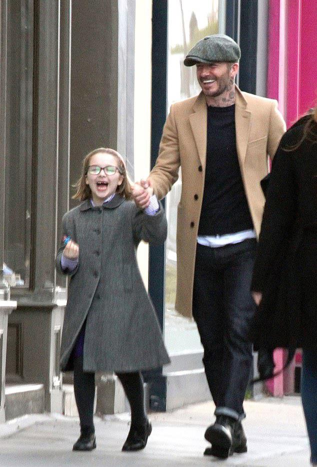 貝克漢姆父女現身街頭！小七「穿灰大衣+框架眼鏡」品味不輸媽媽，脫落門牙十分搶鏡：顏值又高了