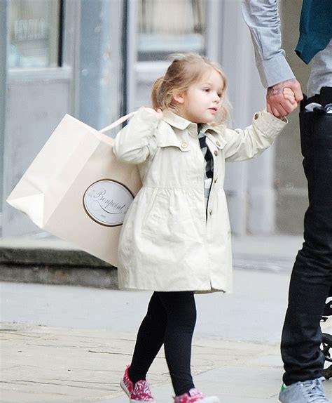 貝克漢姆父女現身街頭！小七「穿灰大衣+框架眼鏡」品味不輸媽媽，脫落門牙十分搶鏡：顏值又高了