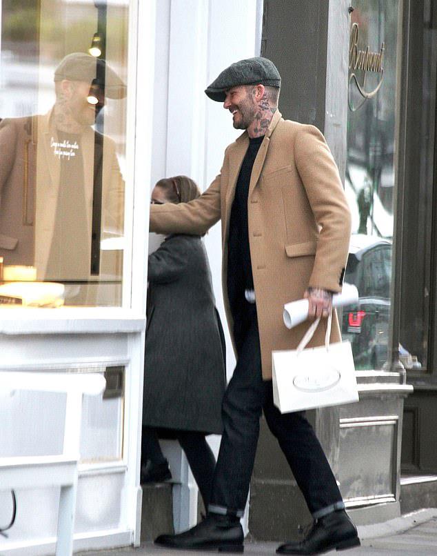 貝克漢姆父女現身街頭！小七「穿灰大衣+框架眼鏡」品味不輸媽媽，脫落門牙十分搶鏡：顏值又高了