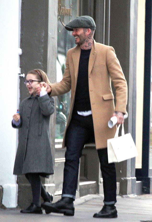 貝克漢姆父女現身街頭！小七「穿灰大衣+框架眼鏡」品味不輸媽媽，脫落門牙十分搶鏡：顏值又高了