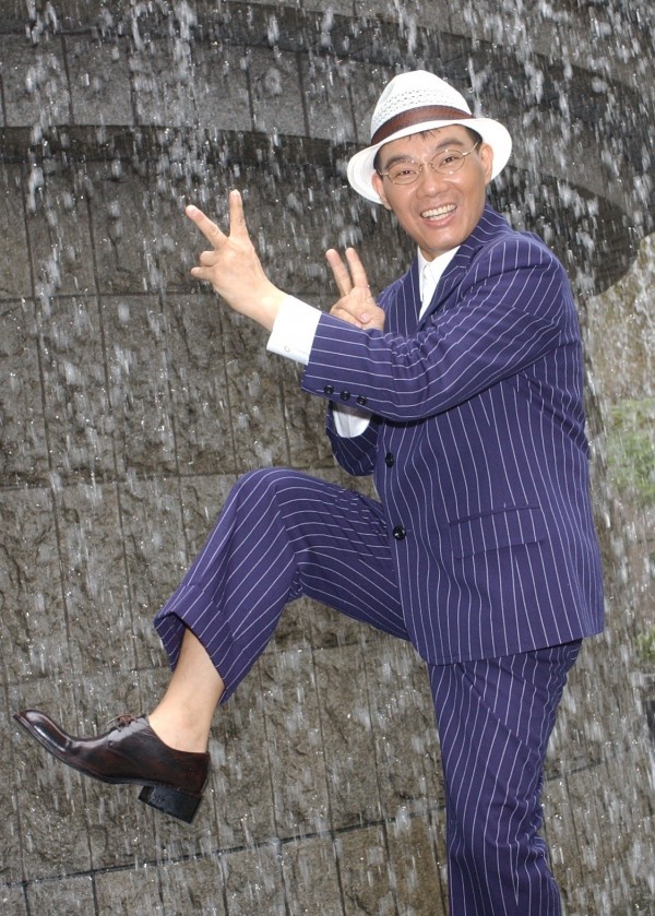 樂當孝順阿公！57歲陳雷「整天圍著金孫轉」轉行當農夫下田種菜　和水某牽手30載「親親不害羞」大秀恩愛