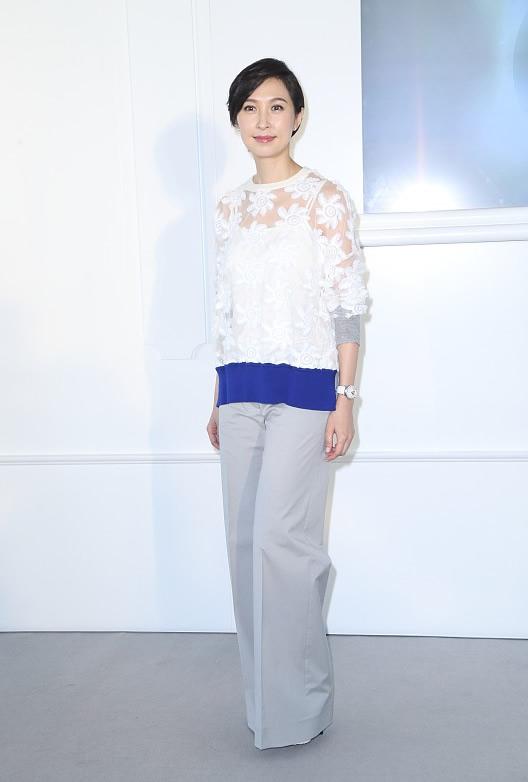 52歲郭藹明窄身裙「外披小西裝外套」模樣超減齡　「休閒穿搭」隨興又好看