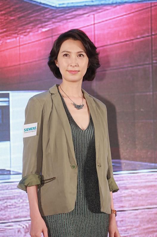 52歲郭藹明窄身裙「外披小西裝外套」模樣超減齡　「休閒穿搭」隨興又好看