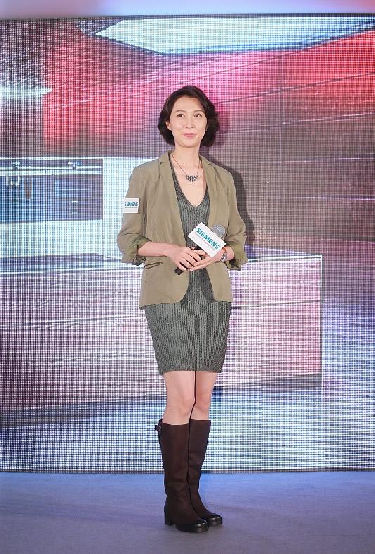 52歲郭藹明窄身裙「外披小西裝外套」模樣超減齡　「休閒穿搭」隨興又好看