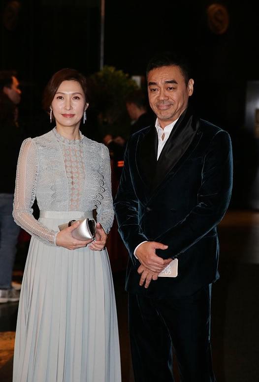 52歲郭藹明窄身裙「外披小西裝外套」模樣超減齡　「休閒穿搭」隨興又好看