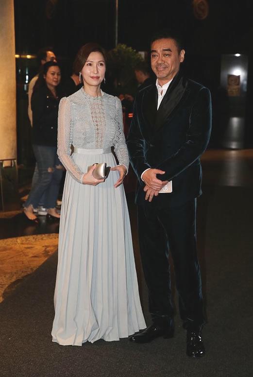 52歲郭藹明窄身裙「外披小西裝外套」模樣超減齡　「休閒穿搭」隨興又好看
