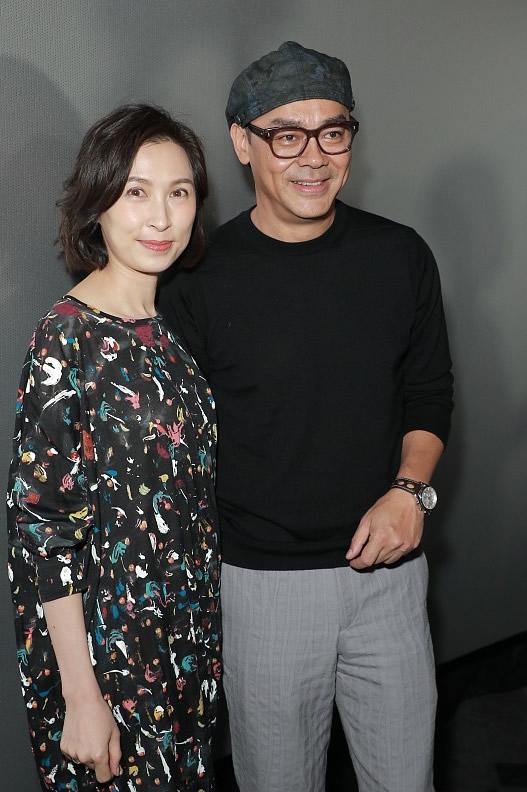 52歲郭藹明窄身裙「外披小西裝外套」模樣超減齡　「休閒穿搭」隨興又好看