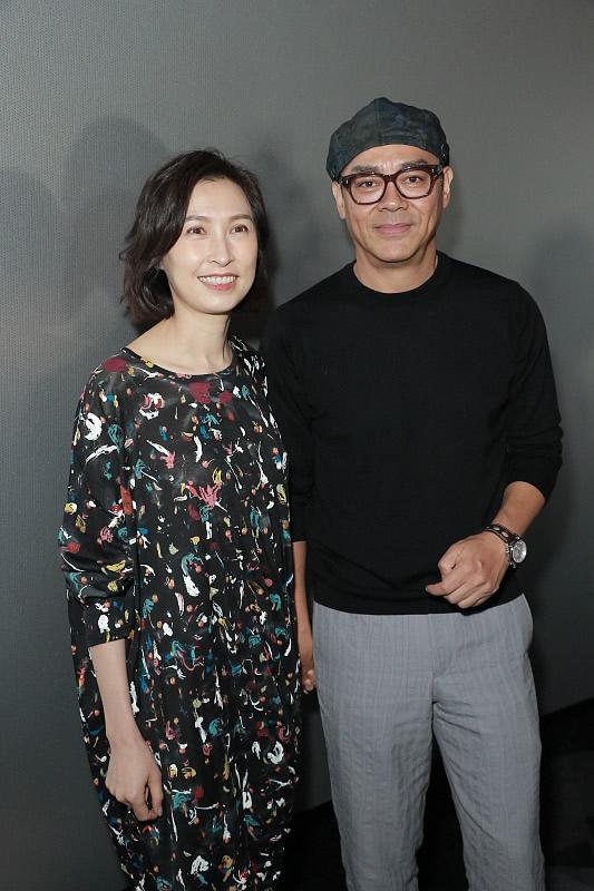 52歲郭藹明窄身裙「外披小西裝外套」模樣超減齡　「休閒穿搭」隨興又好看