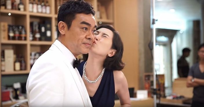 52歲郭藹明窄身裙「外披小西裝外套」模樣超減齡　「休閒穿搭」隨興又好看