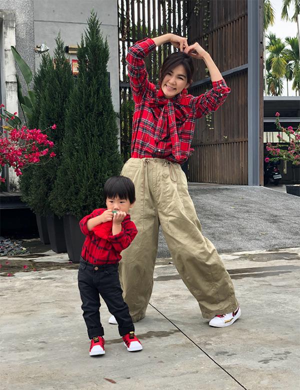 Ella上億豪宅內部曝光！「超大落地窗、旋轉樓梯」佈景超溫馨，網友羨慕喊道：美到像韓劇