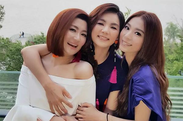 Ella上億豪宅內部曝光！「超大落地窗、旋轉樓梯」佈景超溫馨，網友羨慕喊道：美到像韓劇