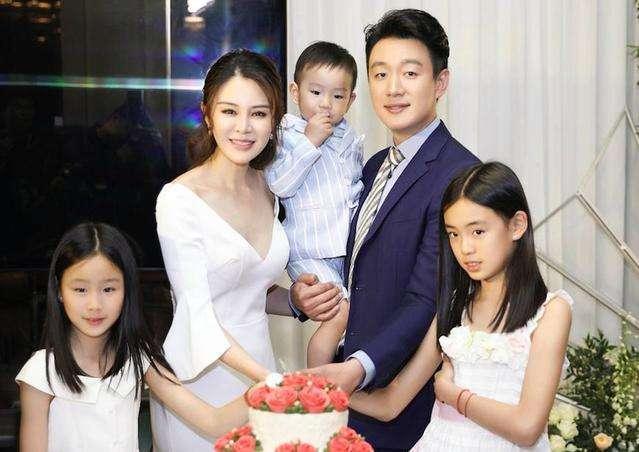 一畢業就娶了自己的老師！「恩愛12年零緋聞」一家5口亮相老婆美如少女    「女兒長大清純模樣」撞臉王祖賢