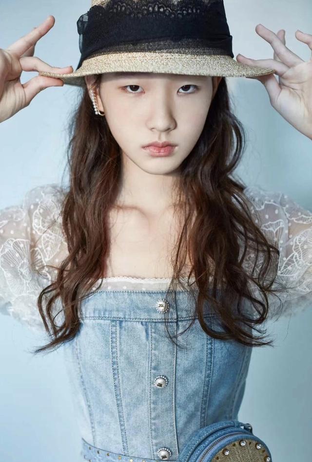 小S女兒曬最新雜誌大片！穿弔帶拍雜誌成熟又風情，「上鏡臉」表現力驚人深得老媽真傳