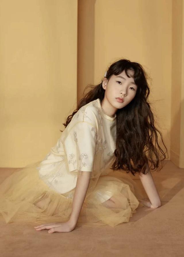 小S女兒曬最新雜誌大片！穿弔帶拍雜誌成熟又風情，「上鏡臉」表現力驚人深得老媽真傳