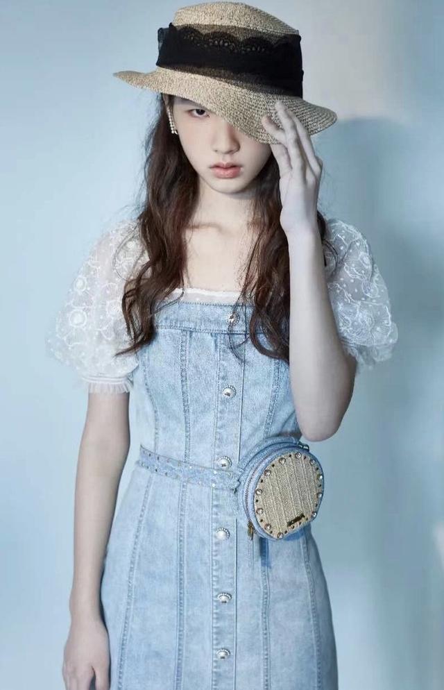 小S女兒曬最新雜誌大片！穿弔帶拍雜誌成熟又風情，「上鏡臉」表現力驚人深得老媽真傳