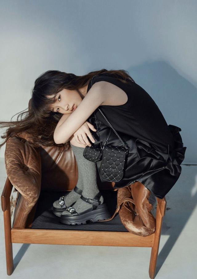 小S女兒曬最新雜誌大片！穿弔帶拍雜誌成熟又風情，「上鏡臉」表現力驚人深得老媽真傳
