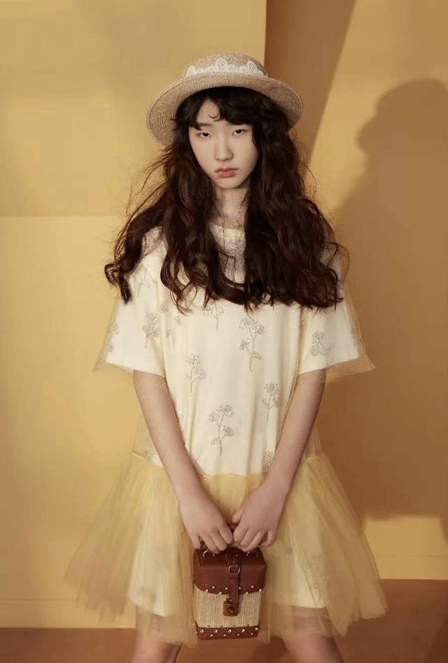 小S女兒曬最新雜誌大片！穿弔帶拍雜誌成熟又風情，「上鏡臉」表現力驚人深得老媽真傳