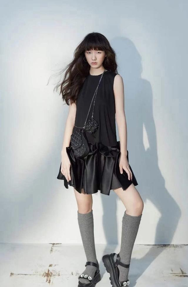 小S女兒曬最新雜誌大片！穿弔帶拍雜誌成熟又風情，「上鏡臉」表現力驚人深得老媽真傳