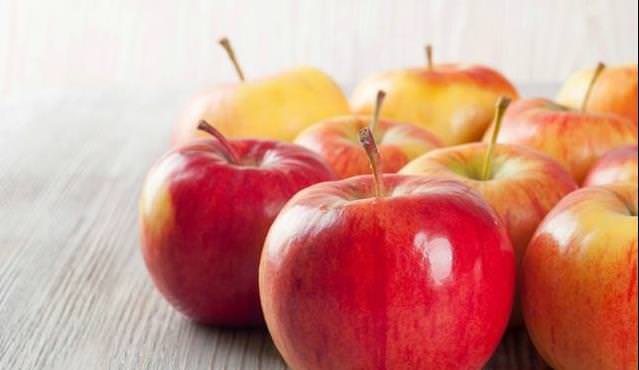 不含嘌呤！8種水果是「排尿酸高手」適合痛風的人吃　避免關節僵硬變形