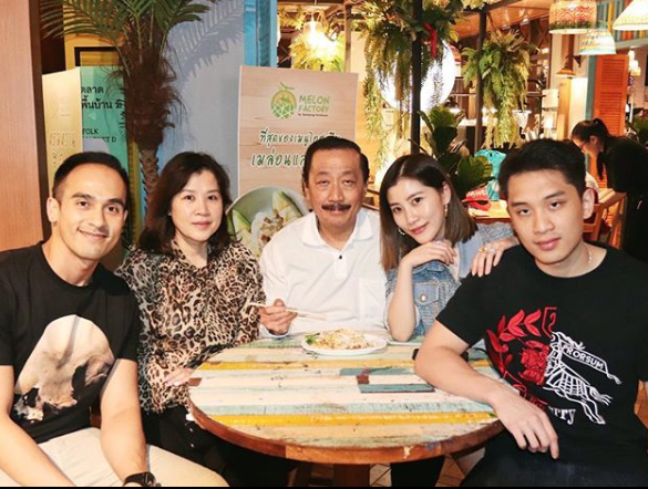 劉德華漂亮小姨子挺孕肚曝光！穿搭時髦顏值不輸朱麗倩，壕曬名包「 衣櫥都裝不下」網心疼：倩嫂過得太隱忍 