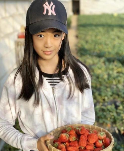 一畢業就娶了自己的老師！「恩愛12年零緋聞」一家5口亮相老婆美如少女    「女兒長大清純模樣」撞臉王祖賢