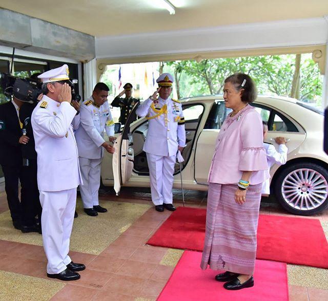一改大媽形象！泰國詩琳通公主不再「邋遢」   一襲藍裙優雅又高貴，淡妝出鏡成王室最美