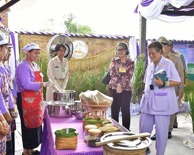 一改大媽形象！泰國詩琳通公主不再「邋遢」   一襲藍裙優雅又高貴，淡妝出鏡成王室最美