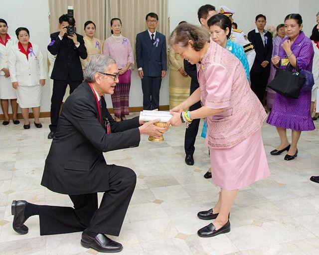 一改大媽形象！泰國詩琳通公主不再「邋遢」   一襲藍裙優雅又高貴，淡妝出鏡成王室最美