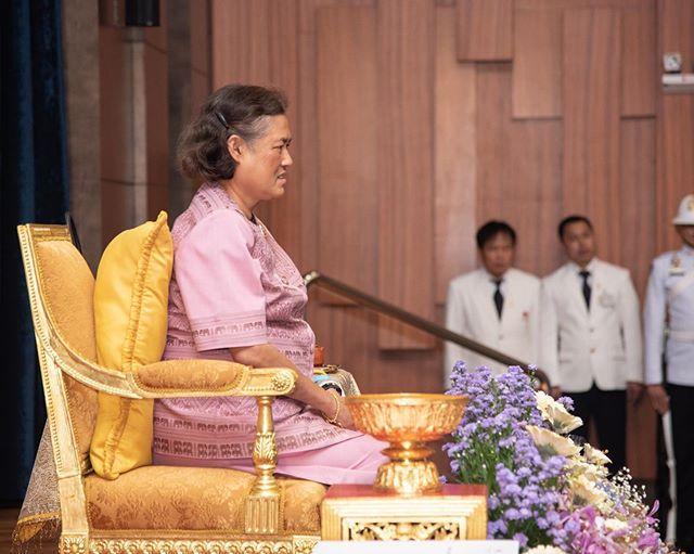 一改大媽形象！泰國詩琳通公主不再「邋遢」   一襲藍裙優雅又高貴，淡妝出鏡成王室最美