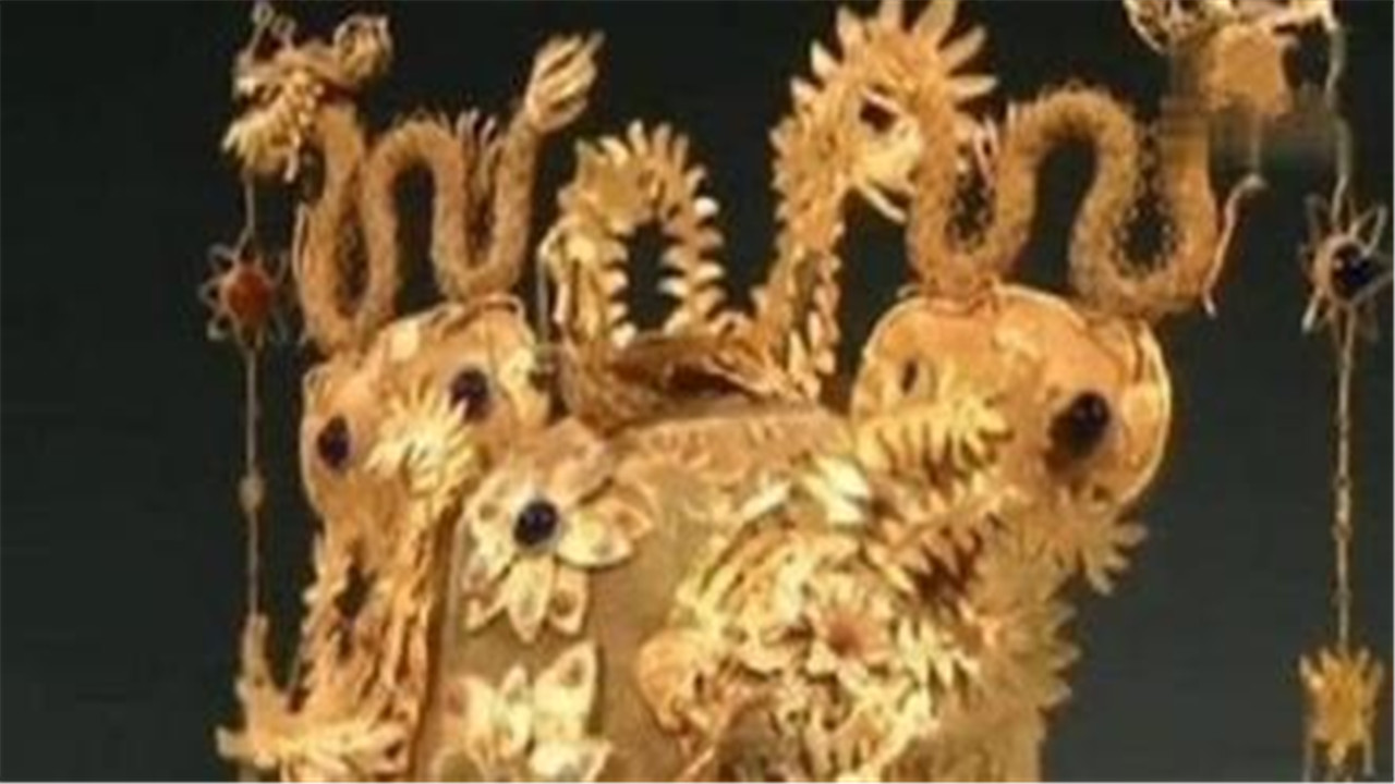  大媽頭戴鳳冠去鑒寶！自稱是「慈禧太后」御賜寶貝，剛一入場「就聽到專家呵斥」：趕快摘下來