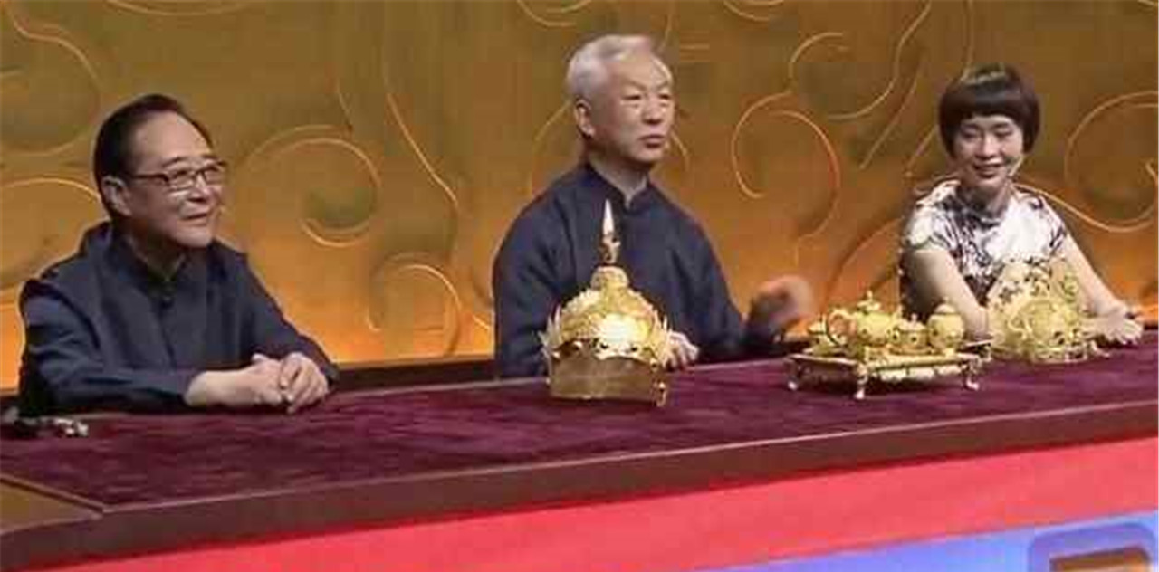  大媽頭戴鳳冠去鑒寶！自稱是「慈禧太后」御賜寶貝，剛一入場「就聽到專家呵斥」：趕快摘下來