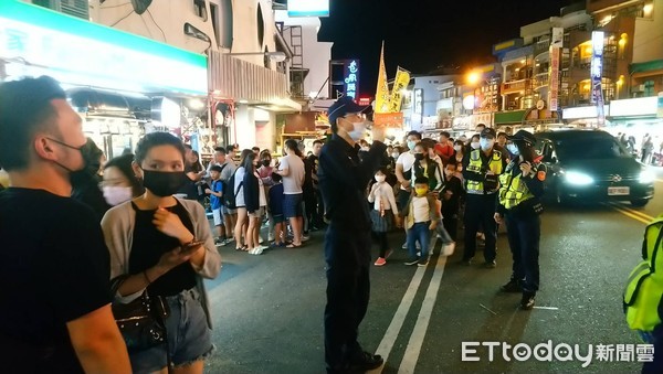 墾丁擠爆！清明連假「夜市滿街都人潮」憋不住都跑出來了　醫生見狀憂曝：「一個月後會多慘」