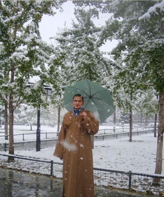 不畏世俗眼光！公務員棄鐵飯碗「拒當富女婿」遁入空門　回老家「修建寺院清心寡慾」為自己而活