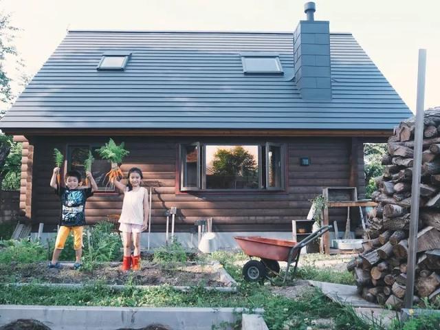 一家四口隱居山中小屋「後院種滿果菜」三餐自給自足　兒女從小親近自然「坐看四季美景」把日子過成詩