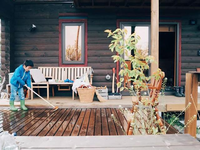 一家四口隱居山中小屋「後院種滿果菜」三餐自給自足　兒女從小親近自然「坐看四季美景」把日子過成詩