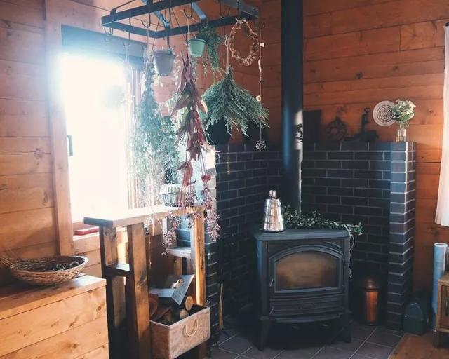 一家四口隱居山中小屋「後院種滿果菜」三餐自給自足　兒女從小親近自然「坐看四季美景」把日子過成詩