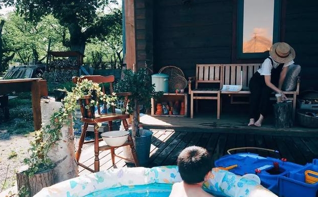 一家四口隱居山中小屋「後院種滿果菜」三餐自給自足　兒女從小親近自然「坐看四季美景」把日子過成詩