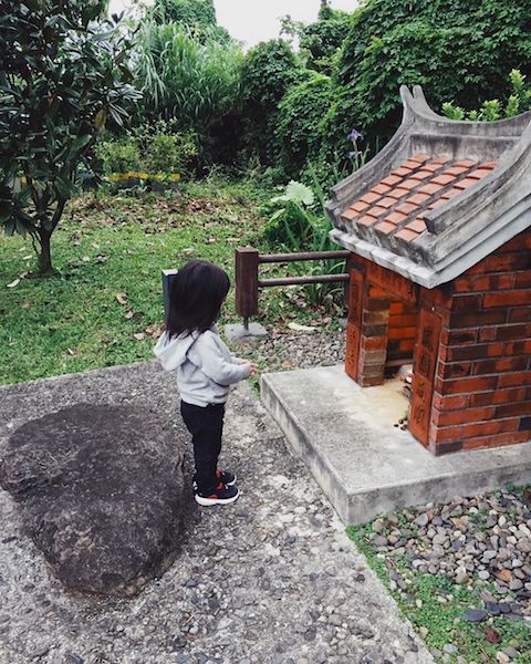 路過土地公廟！簡嫚書2歲女兒「突然坐石頭上」：想跟祂溝通　開口秀超萌天語「連神明都被融化」