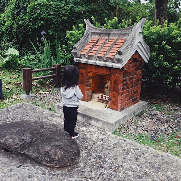 路過土地公廟！簡嫚書2歲女兒「突然坐石頭上」：想跟祂溝通　開口秀超萌天語「連神明都被融化」