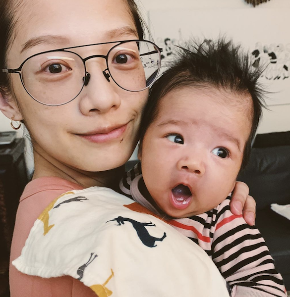 路過土地公廟！簡嫚書2歲女兒「突然坐石頭上」：想跟祂溝通　開口秀超萌天語「連神明都被融化」