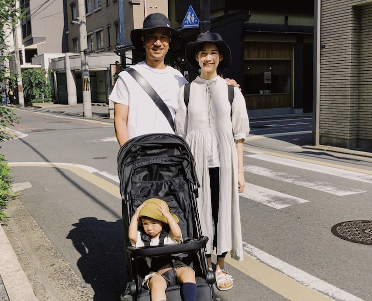 路過土地公廟！簡嫚書2歲女兒「突然坐石頭上」：想跟祂溝通　開口秀超萌天語「連神明都被融化」