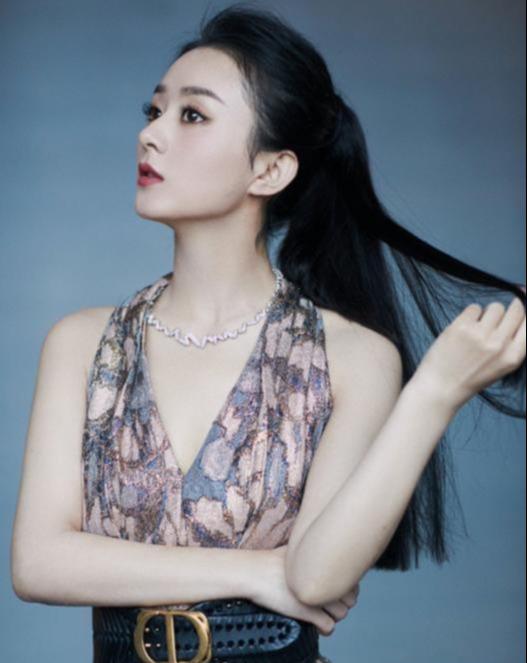 趙麗穎變氣場女王！身穿巨長的薄紗走出超模範，上半身靠它裹著，時髦到飛起來