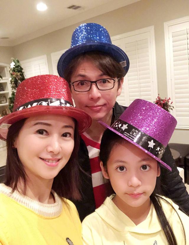 51歲翁虹全家照！曾嫁豪門遭家暴「被迫凈身出戶」再嫁豪門被寵成公主 「今51歲嫩似少女」 女兒美貌不輸媽媽